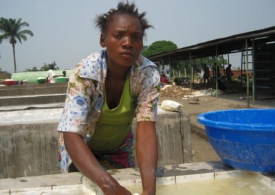 Il faut d'abord baigner les racines de manioc - c'est le rouissage ©LesAteliersPIXEL